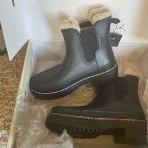 FARGO WATERPROOF BOOT size 9, Navy 
MARC FISHER LTD